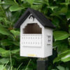 WG251 drewniany domek dla ptaków w ogrodzie na słupku
