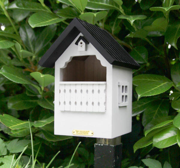WG251 drewniany domek dla ptaków w ogrodzie na słupku